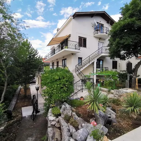Dijana Guest house *